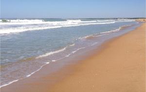 Maisons de vacances Amazing Home In La Faute Sur Mer With Kitchen : photos des chambres