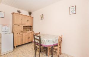 Appartements Amazing apartment in Pietranera with 2 Bedrooms and WiFi : photos des chambres