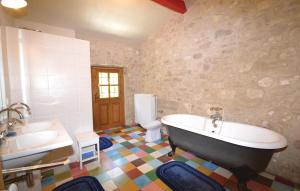 Maisons de vacances Amazing Home In Roynac With Private Swimming Pool, Can Be Inside Or Outside : photos des chambres