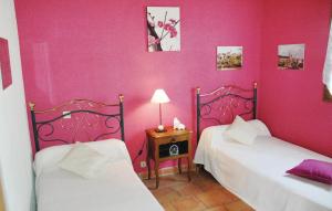 Maisons de vacances Awesome home in St, Andr de Roqueper, with 2 Bedrooms and Internet : photos des chambres