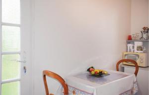 Maisons de vacances 1 Bedroom Awesome Home In Penvenan : photos des chambres