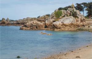 Maisons de vacances 1 Bedroom Awesome Home In Penvenan : photos des chambres