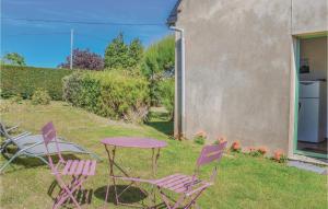 Maisons de vacances 1 Bedroom Awesome Home In Penvenan : photos des chambres