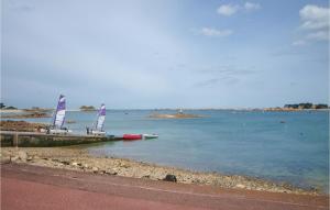 Maisons de vacances 1 Bedroom Awesome Home In Penvenan : photos des chambres