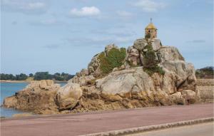 Maisons de vacances 1 Bedroom Awesome Home In Penvenan : photos des chambres