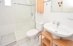 Maisons de vacances Cozy Home In Aigues-mortes With Kitchen : photos des chambres