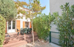 Maisons de vacances Cozy Home In Aigues-mortes With Kitchen : photos des chambres