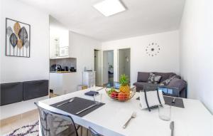 Stunning Apartment In Torrevieja