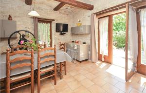 Maisons de vacances Amazing home in Barjac with 3 Bedrooms, WiFi and Outdoor swimming pool : photos des chambres