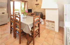 Maisons de vacances Lovely Home In Barjac With House A Panoramic View : photos des chambres