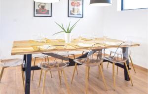 Maisons de vacances Gorgeous Home In Crances With Wifi : photos des chambres