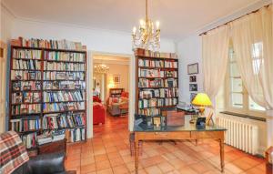 Maisons de vacances Gorgeous Home In Escales With Wifi : photos des chambres