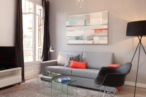 Two-Bedroom Apartment with Balcony - White room in Click&Flat Seneca Suites