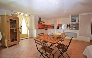 Maisons de vacances Beautiful home in Viens with 1 Bedrooms and WiFi : photos des chambres