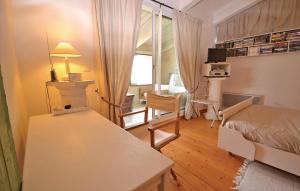 1 Bedroom Lovely Home In Viens