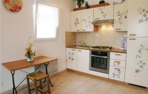 Maisons de vacances 3 Bedroom Lovely Home In La Faute Sur Mer : photos des chambres