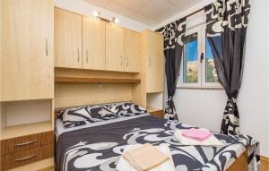 1 Bedroom Nice Apartment In Dinjiska