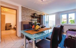 1 Bedroom Cozy Apartment In Selce 