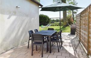 Maisons de vacances Nice Home In La Cambe With Kitchen : photos des chambres