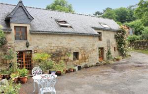 Maisons de vacances Stunning Home In Melrand With Kitchenette : photos des chambres
