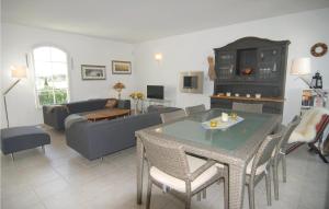 Maisons de vacances Nice home in Aigues-Mortes with 3 Bedrooms and WiFi : photos des chambres