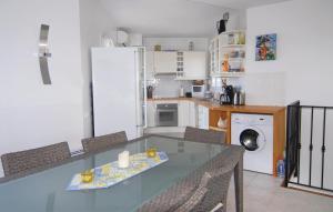 Maisons de vacances Nice home in Aigues-Mortes with 3 Bedrooms and WiFi : photos des chambres