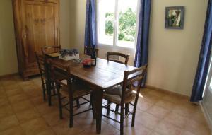 Maisons de vacances Beautiful Home In La Jonchere With 3 Bedrooms, Wifi And Heated Swimming Pool : photos des chambres