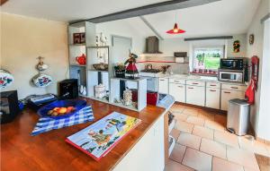 Maisons de vacances Awesome home in concarneau with 2 Bedrooms : photos des chambres