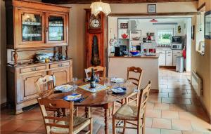 Maisons de vacances Awesome home in concarneau with 2 Bedrooms : photos des chambres