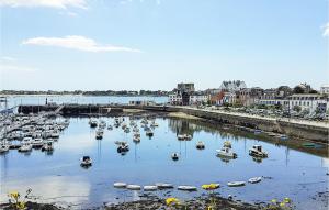 Maisons de vacances Awesome home in concarneau with 2 Bedrooms : photos des chambres