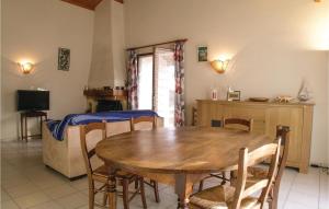 Maisons de vacances Three-Bedroom Holiday Home in La Tranche sur Mer : photos des chambres