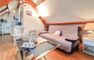 Appartements Awesome apartment in Alette with WiFi and Outdoor swimming pool : photos des chambres