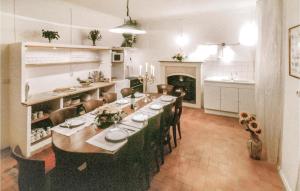 Maisons de vacances 7 Bedroom Stunning Home In Ardentes : photos des chambres