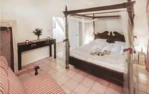 Maisons de vacances 7 Bedroom Stunning Home In Ardentes : photos des chambres