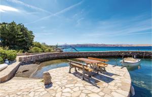2 Bedroom Lovely Apartment In Ribarica 
