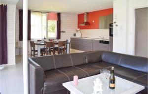 Maisons de vacances Awesome Home In Guisseny With 2 Bedrooms, Sauna And Wifi : photos des chambres