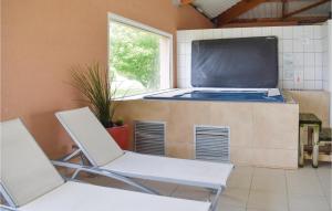 Maisons de vacances Awesome Home In Guisseny With 2 Bedrooms, Sauna And Wifi : photos des chambres