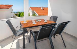 2 Bedroom Cozy Apartment In Banjol 