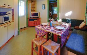 Campings Stunning caravan in Casalabriva with 2 Bedrooms : photos des chambres