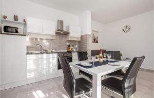 2 Bedroom Pet Friendly Apartment In Kampor 