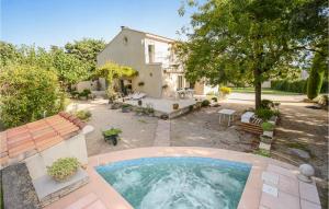 Maisons de vacances Stunning home in Pujaut with 4 Bedrooms, Jacuzzi and WiFi : photos des chambres