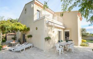 Maisons de vacances Stunning home in Pujaut with 4 Bedrooms, Jacuzzi and WiFi : photos des chambres