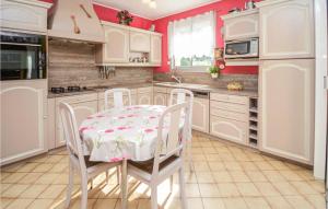 Maisons de vacances Stunning home in Pujaut with 4 Bedrooms, Jacuzzi and WiFi : photos des chambres