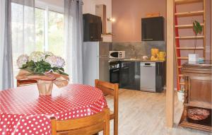 Maisons de vacances Awesome home in Espenel with 1 Bedrooms and WiFi : photos des chambres