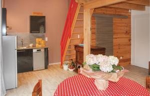 Maisons de vacances 1 Bedroom Lovely Home In Espenel : photos des chambres