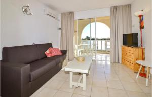 Appartements 1 Bedroom Amazing Apartment In Prunete : photos des chambres