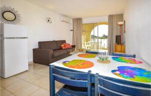 Appartements 1 Bedroom Amazing Apartment In Prunete : photos des chambres