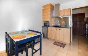 Appartements 1 Bedroom Amazing Apartment In Prunete : photos des chambres