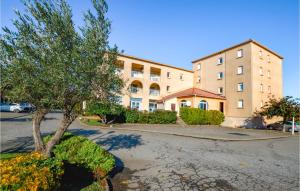 Appartements 1 Bedroom Amazing Apartment In Prunete : photos des chambres