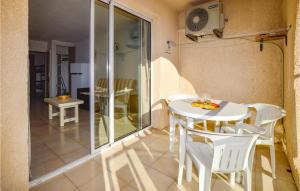 Appartements 1 Bedroom Amazing Apartment In Prunete : photos des chambres